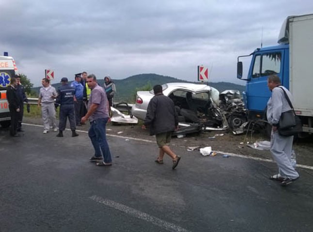 В районі села Латірка зіткнулись легковик "Daewoo" та вантажівка "Mercedes" (ФОТО)
