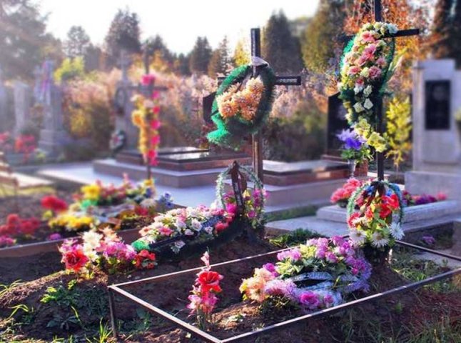 У Мукачівській греко-католицькій єпархії розповіли, які квіти не варто приносити на кладовище