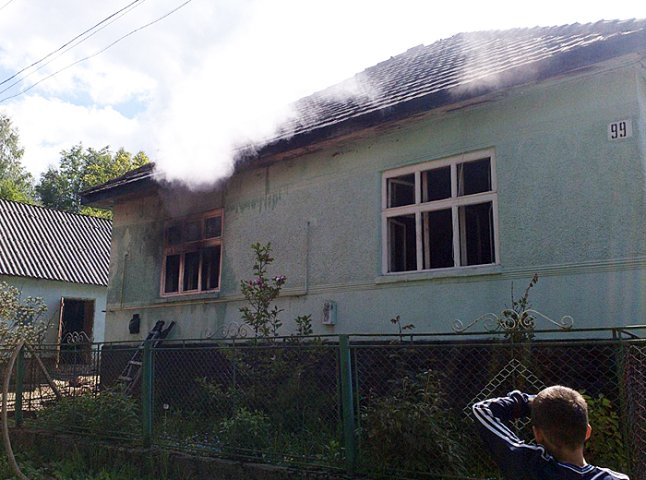 Свалявські рятувальники гасили вогонь у житловому будинку