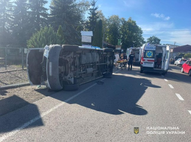 Неповнолітня дівчина загинула в ДТП вантажівки та автобуса на Хустщині
