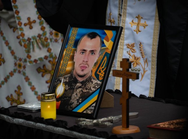 Отримав важке поранення: в Ужгороді поховали молодого Героя Отримав важке поранення: в Ужгороді поховали молодого Героя