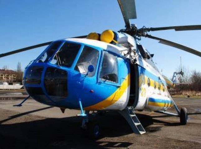 Закарпатські рятувальники підняли в небо вертоліт для пошуку зниклого туриста із Чехії