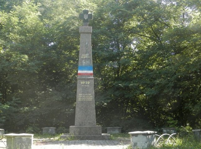 Вандали вчергове спаплюжили монумент Героям Карпатської України у Хусті