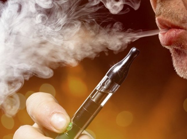 В Україні заборонили паління електронних сигарет у громадських місцях