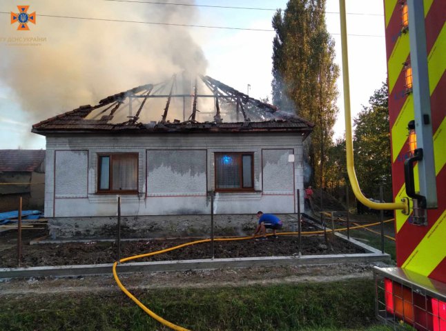 11 вогнеборців гасили пожежу в Берегівському районі