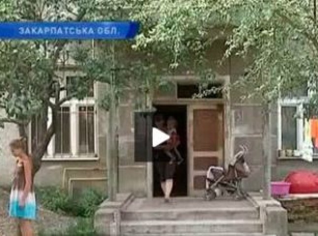 Багатодітну родину в Тячеві викидують з власної квартири (ВІДЕО)