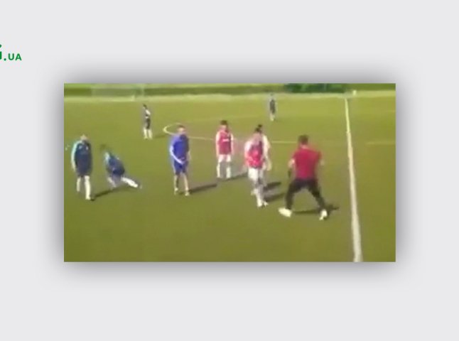 Під час футбольного матчу на Закарпатті стався кричущий випадок: оприлюднено відео інциденту