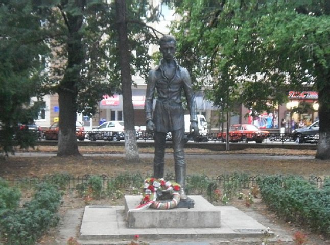 Пам’ятник Шандору Петефі в Ужгороді пошкодили вандали