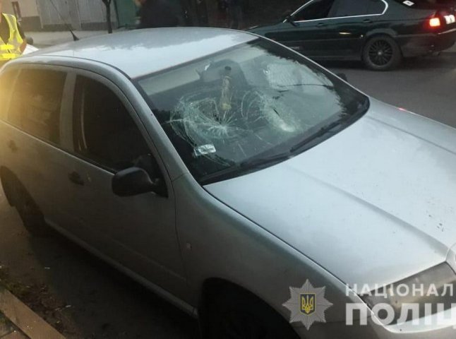 Після конфлікту у супермаркеті мукачівцю розбили вікна і порізали колеса на авто