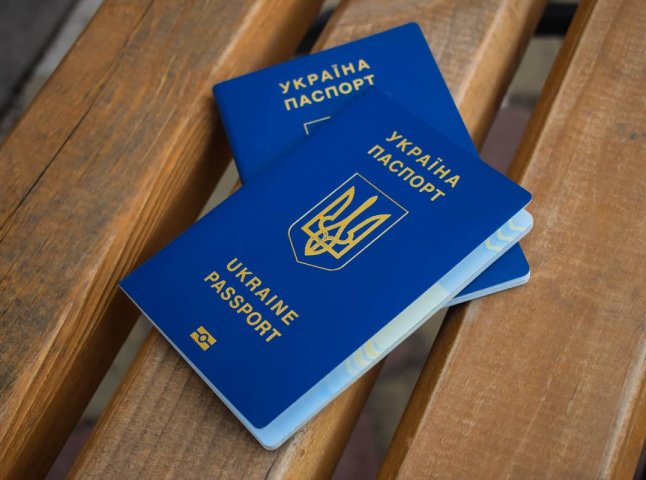 Виїзд за кордон для українців по-новому: що запровадили на кордоні