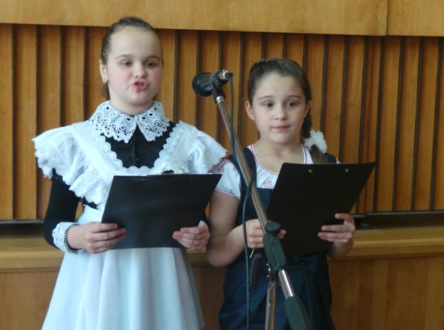 Найрозумніші школярі Ужгорода пішли на канікули з подарунками