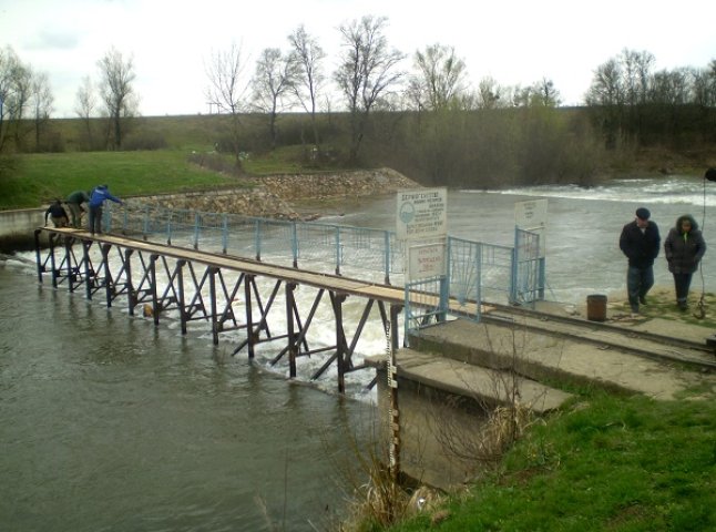 На річці Боржава розпочали встановлювати греблю