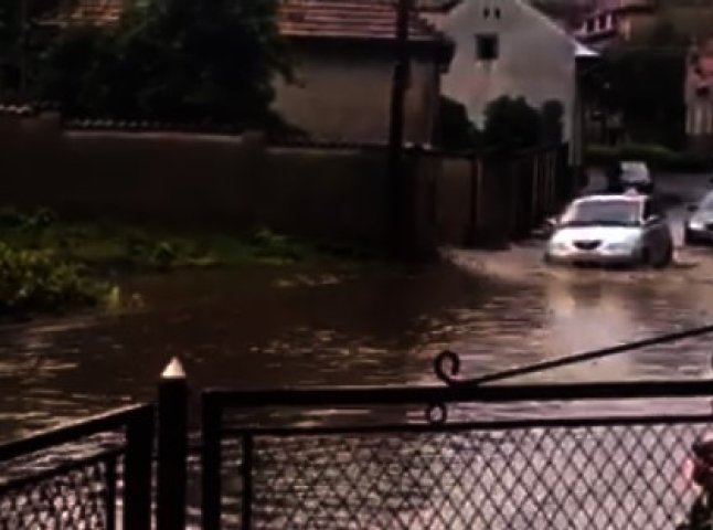 Венеція по-мукачівськи: вулиці міста після зливи перетворилися на ріки