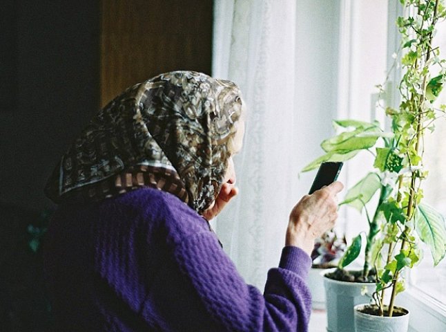Ужгородська пенсіонерка стала жертвою телефонного шахрая, який назвався її сином