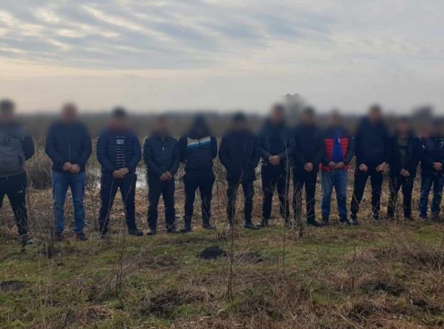 Затримано 12 чоловіків при спробі незаконного перетину кордону