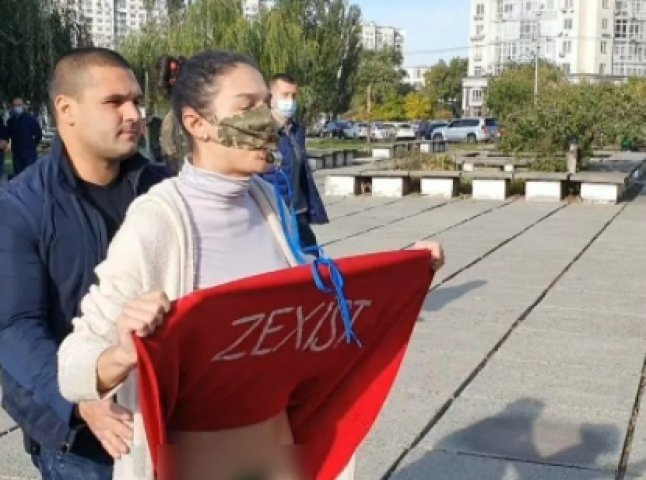 Перед голосуванням до Зеленського підбігла дівчина і задерла спідницю: опубліковано відео
