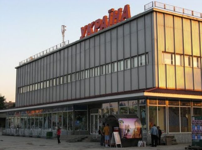 В Ужгороді біля "України" торгівля овочами та фруктами буде дозволена