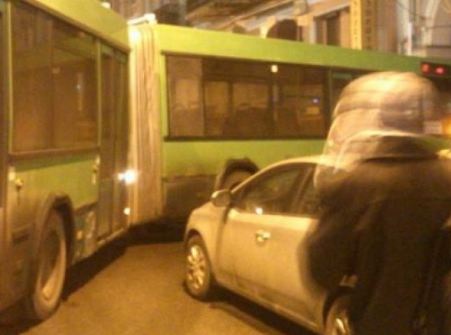 Автобус, який доставляв близько 100 правоохоронців у будівлю КМДА, потрапив в аварію