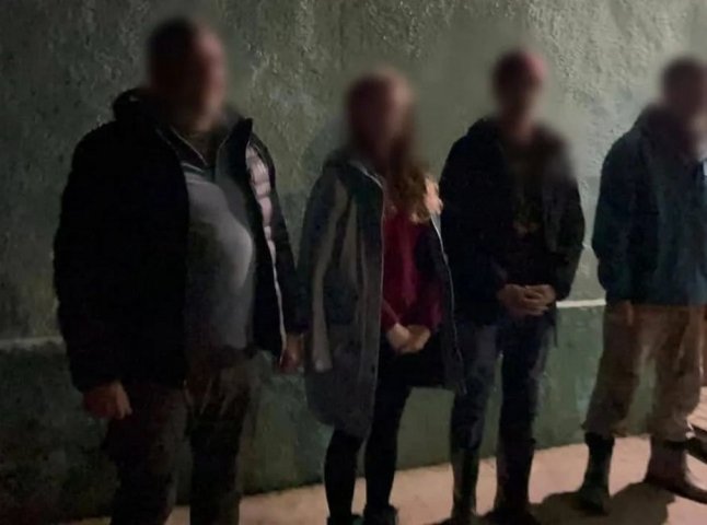 На закарпатських кордонах затримали  чоловіків та одну жінку з Харківщини, які хотіли незаконно перетнути кордон