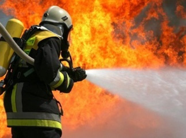 На Рахівщині вогонь пошкодив два автомобілі та наніс опіки чоловіку