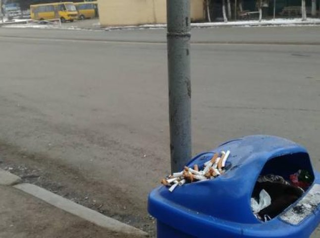 Неподалік ужгородського автовокзалу невідомі зіпсували смітник