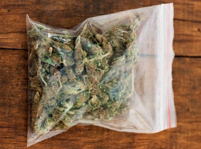 Правоохоронці вилучили у мукачівця трьохграмовий пакетик з марихуаною