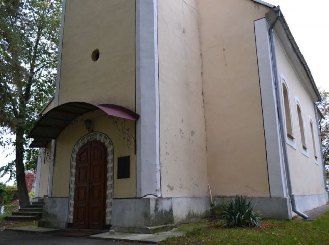 Винесли гроші, ікони, чашу для причастя: на Ужгородщині невідомі пограбували церкву