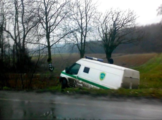 Між Мукачевом та Береговом у кювет злетіло авто інкасаторів