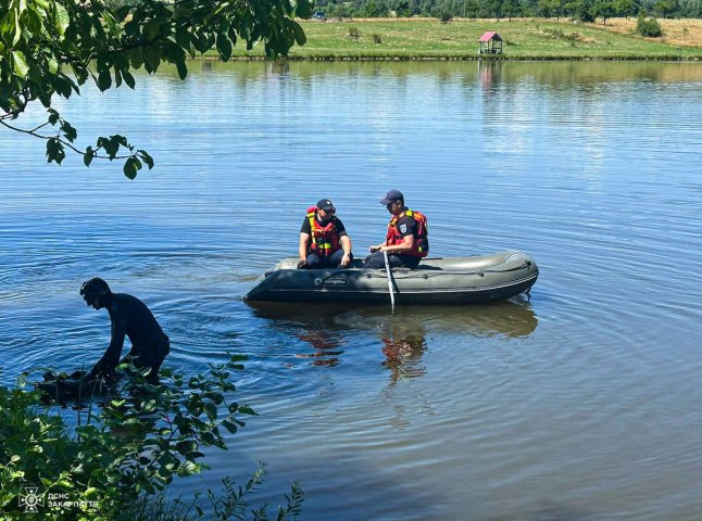 Водолази знайшли тіло закарпатця, який потонув у ставку Водолази знайшли тіло закарпатця, який потонув у ставку