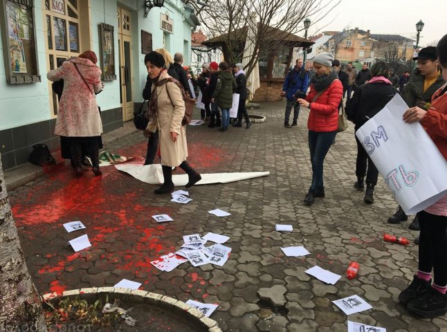 Поліція озвучила, що загрожує хуліганам, які в Ужгороді облили жінок фарбою