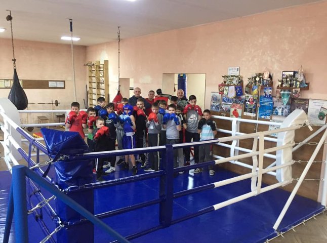 Для молоді в Мукачеві облаштували боксерський ринг