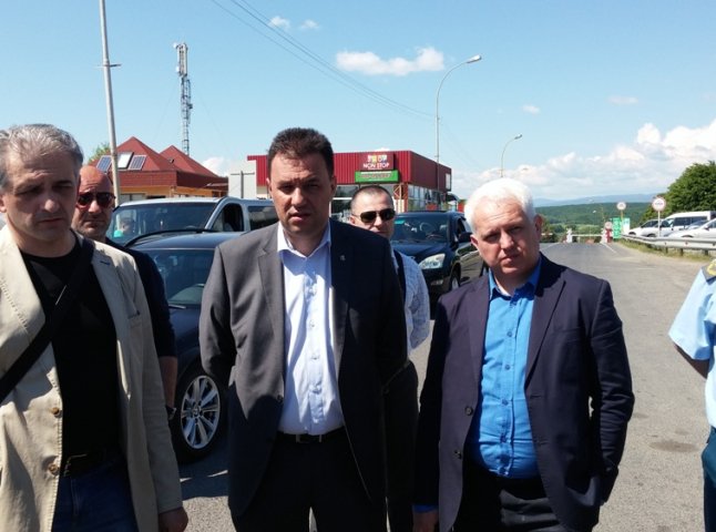 Голова облради Михайло Рівіс домовився з власниками іноземних авто про розблокування КПП «Ужгород»