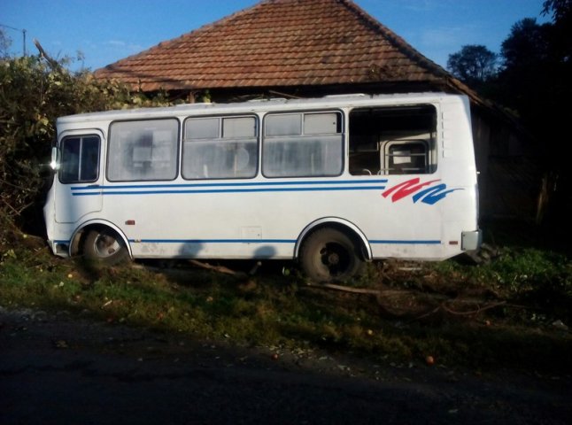 Фото із жахливої аварії у селі Вільховиця, де в ДТП потрапив рейсовий автобус
