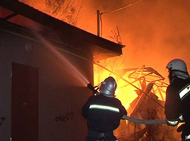 Через загорання сміттєвих баків вогонь пошкодив будівлю у центрі Ужгорода