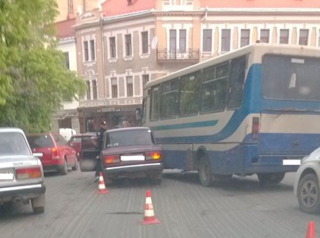 В Ужгороді зіткнулись авто та маршрутка
