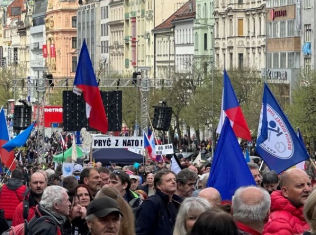  У Празі кількатисячний натовп протестує проти проукраїнського уряду Фіали