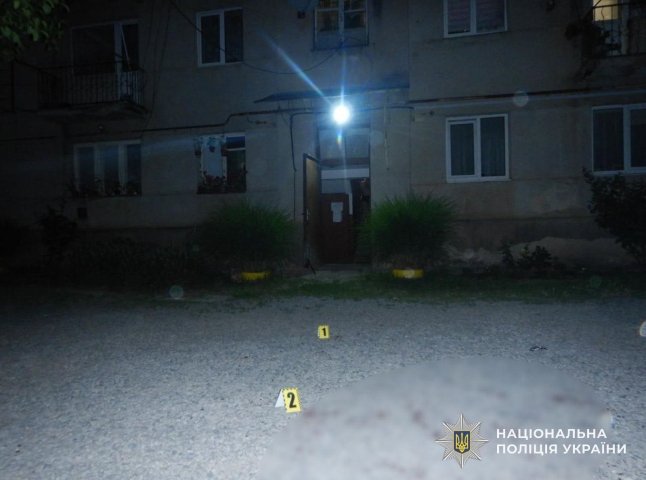 Двічі вдарив ножем і біг добивати: в Мукачеві сусід напав на сусіда