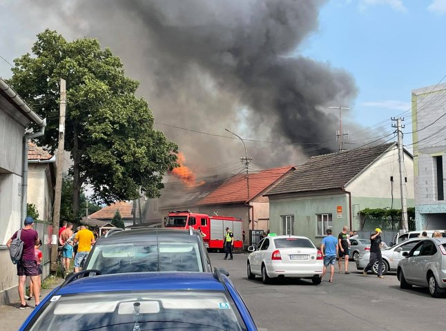 У Мукачеві горить мотель: опубліковано фото та відео