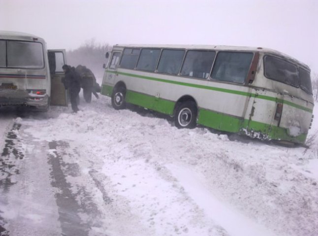 Через сильну ожеледицю на Мукачівщині два автобуси з’їхали в кювет