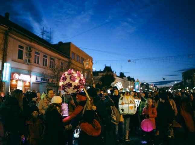 Із посмішками на обличчі та саморобними ліхтариками в руках: у Мукачеві відзначили День Святого Мартина
