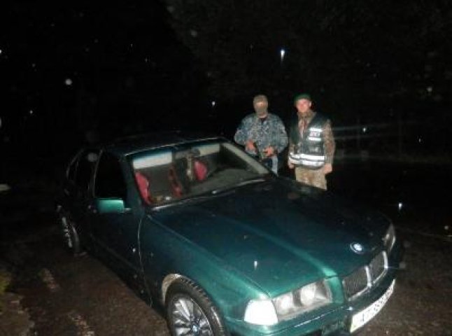 На кордоні з Румунією прикордонники виявили у водія "BMW" наркотики