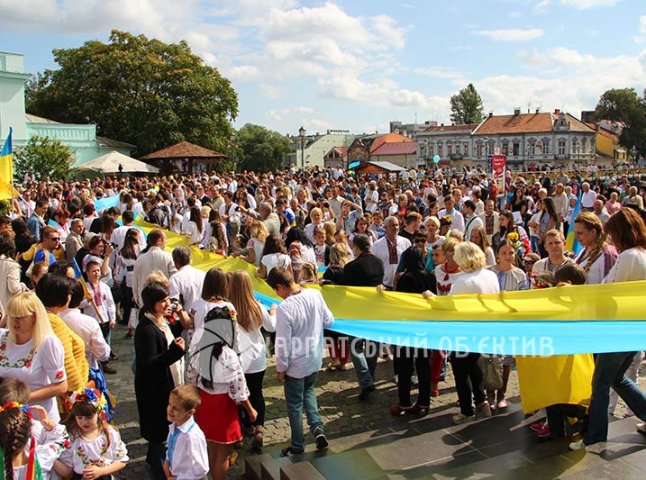 Як ужгородці на День Незалежності вишиванки одягнули (ФОТО)