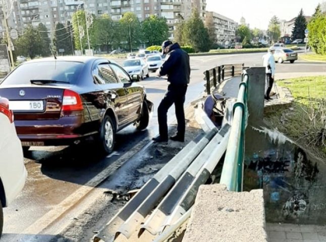 В Ужгороді водій зніс відбійник на транспортному мосту