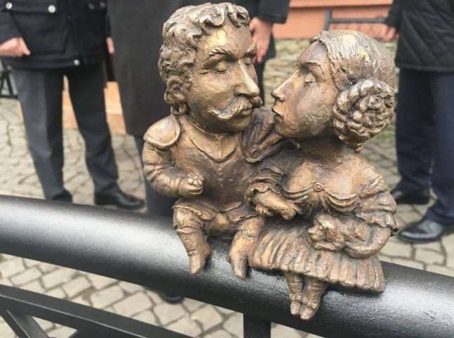 В Ужгороді відкрили романтичну міні-скульптурку
