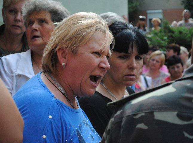 Мітингувальники у Мукачеві увійшли до приміщення військкомату (ВІДЕО)