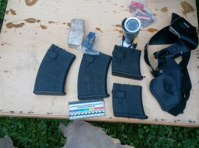 У небезпечного закарпатця знайшли пістолет, газовий балончик, балаклави, набої та наркотики