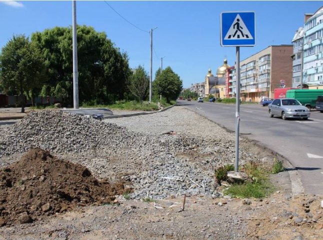 У мікрорайоні Росвигово в Мукачеві облаштовують нове перехрестя