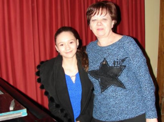 Юна піаністка із Хустщини стала срібною призеркою Міжнародного фестивалю, що проходив в Угорщині