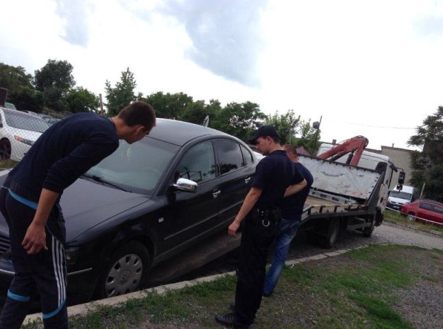 Евакуатор у Мукачеві забрав черговий автомобіль, припаркований із порушенням ПДР