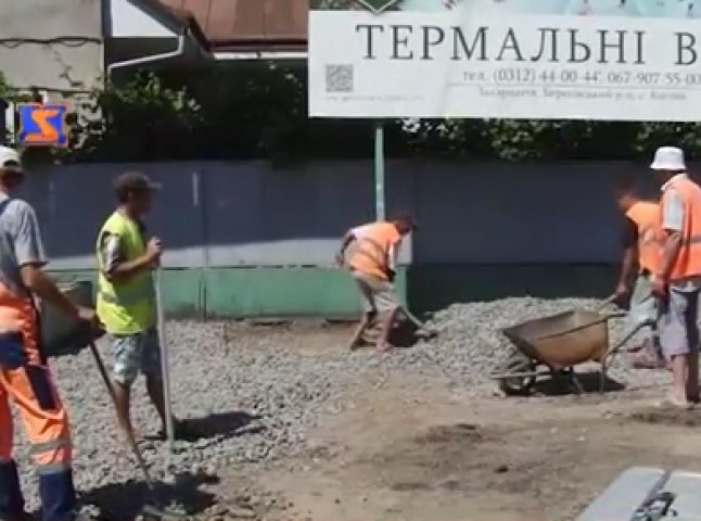 У Мукачеві комунальники продовжують приводити до ладу інфраструктуру міста (ВІДЕО)